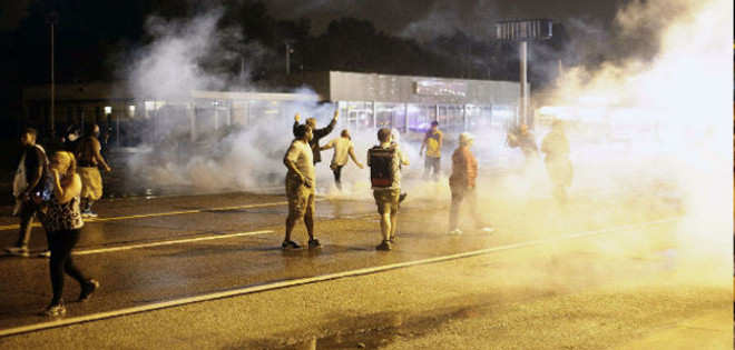 Disturbios en Ferguson dejan un herido y siete detenidos pese toque de queda