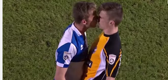 (VIDEO) Un futbolista besó en los labios a otro para provocar una pelea