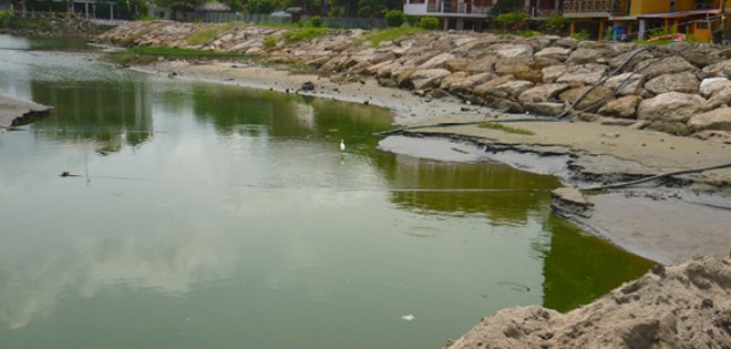 Estero contaminado podría entrar en contacto con playa de Montañita