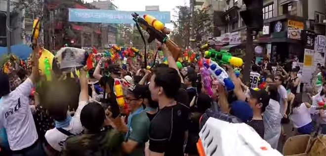 (VIDEO) La épica batalla con pistolas de agua en Corea del Sur