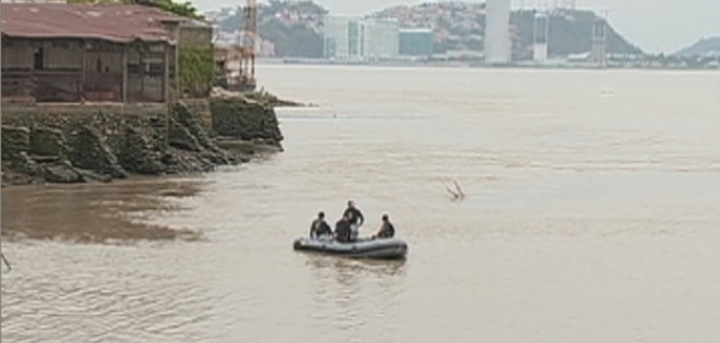 Buscan a joven de 17 años que cayó al río Guayas