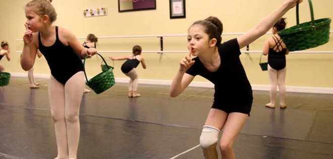 Bailarina de ocho años con pierna amputada sorprende al mundo