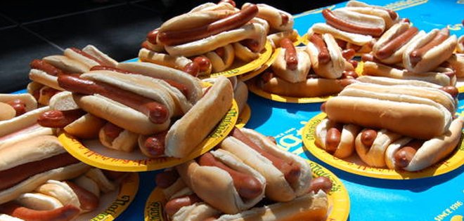 Michelle Lesco rompe récord al comer 28 hot dogs en 10 minutos