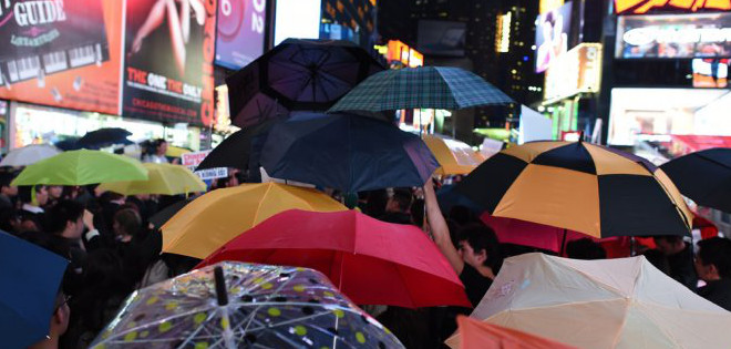 Manifestantes neoyoquinos sacan paraguas a Times Square para apoyar protestas en Hong Kong