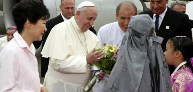 Una inmigrante boliviana da la bienvenida al papa en Corea del Sur