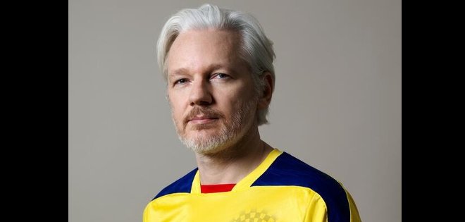 Assange se pone la camiseta de Ecuador un día antes del debut mundialista