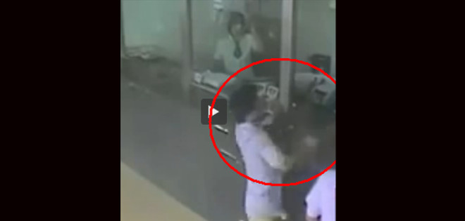 Un chino intenta robar un banco y el cajero le obliga a hacer cola
