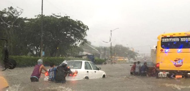 Alcantarillas obstruidas y marea alta contribuyeron a inundaciones en Guayaquil