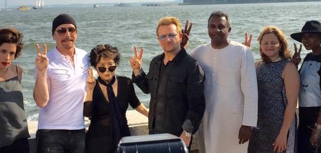Yoko Ono y U2 develan en Nueva York un gran tapiz en recuerdo de John Lennon