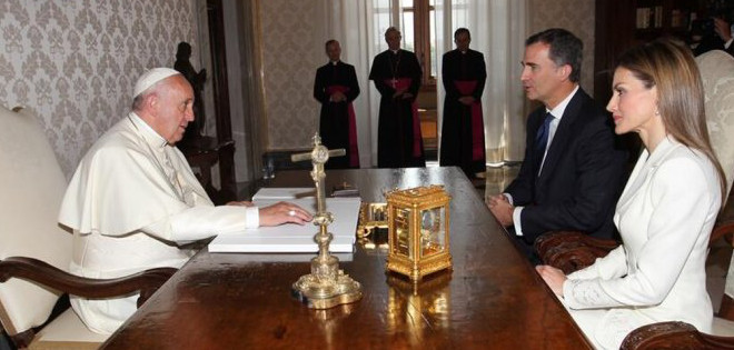 Felipe VI y Letizia llegan al Vaticano para ser recibidos por el papa Francisco