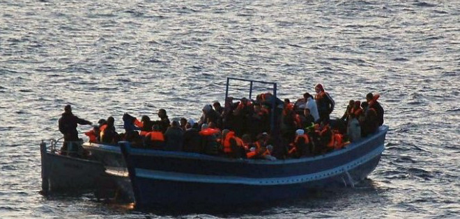 Marina griega intenta salvar al menos a 500 migrantes en barco a la deriva