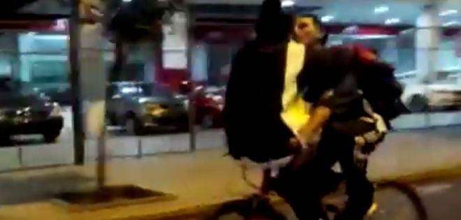 (VIDEO) Ciclista besa a su novia en una arriesgada maniobra
