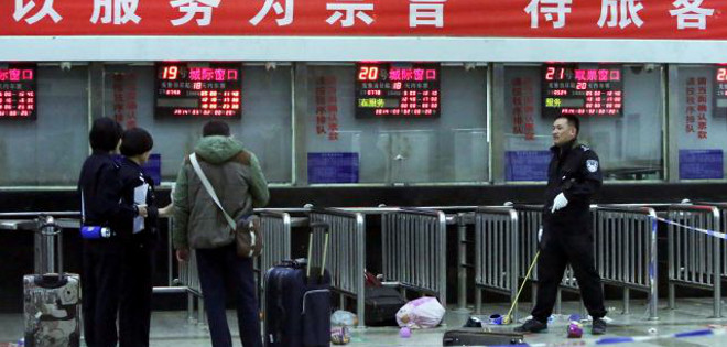 China condena a muerte a tres acusados de ataque con cuchillos en estación de tren