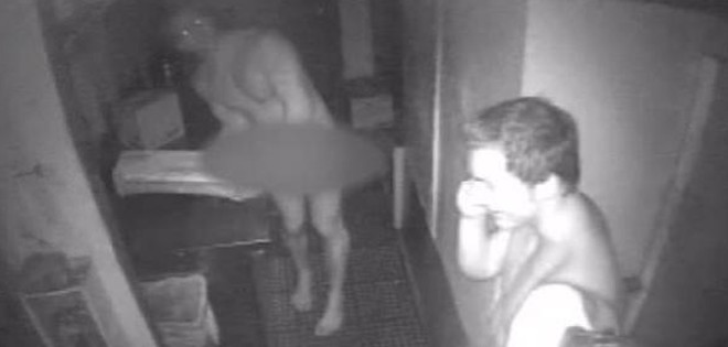 Tres ladrones desnudos roban 60 hamburgesas en Florida
