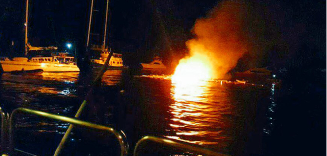 Explosión en barco deja un herido y un desaparecido en Puerto Ayora