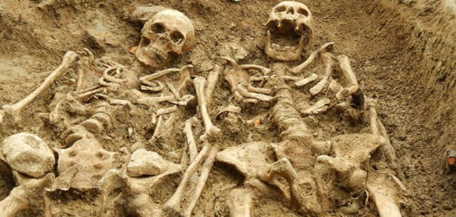 Hallan restos de una pareja tomada de las manos luego de 700 años