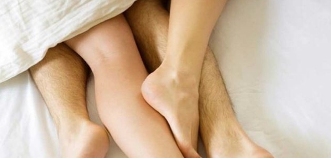 Hombres altos tienen más actividad en la cama, según estudios