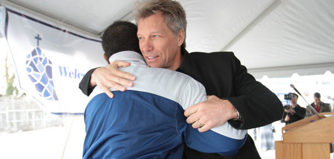 Bon Jovi inaugura edificio para personas de escasos recursos