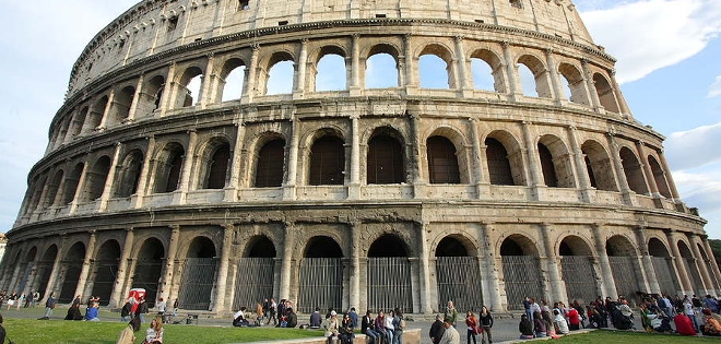 Italia sanciona a turista ruso por pintar en el Coliseo