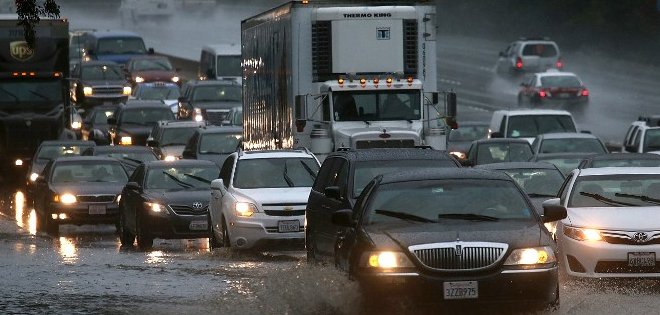 California vive primeros efectos de gran tormenta de lluvia y nieve