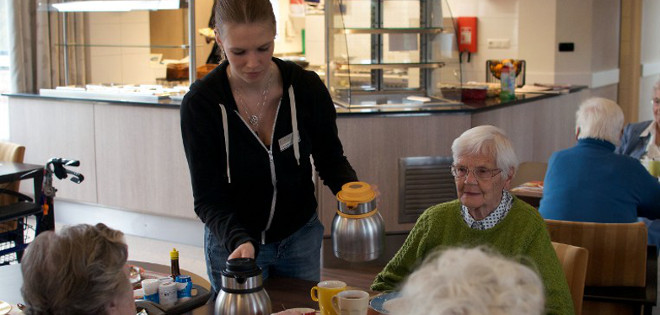 Holanda impulsa convivencia de estudiantes y ancianos en residencias de jubilados