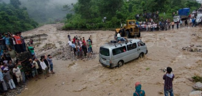Rescate avanza con dificultad en Nepal mientras muertos por lluvia suben a 24