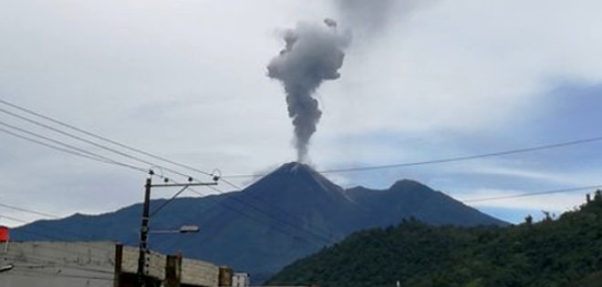 Volcán Reventador retoma su actividad y emana columna de ceniza