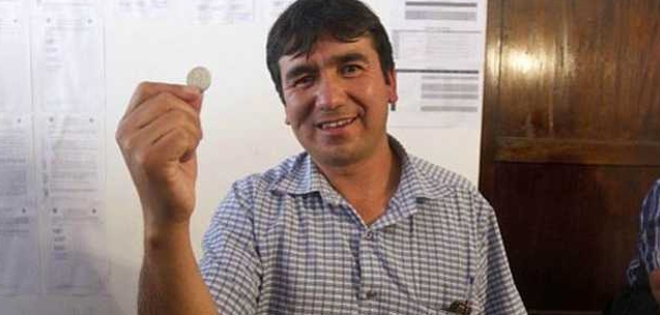 El alcalde peruano que fue elegido a cara o sello