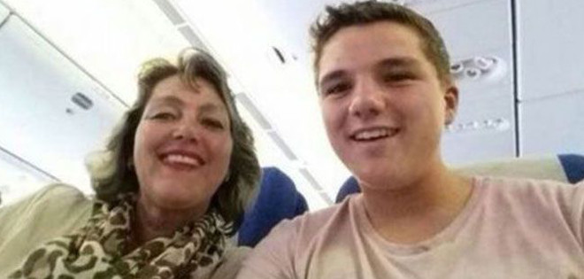 Un joven se hace un &#039;selfie&#039; con su madre en el avión malasio