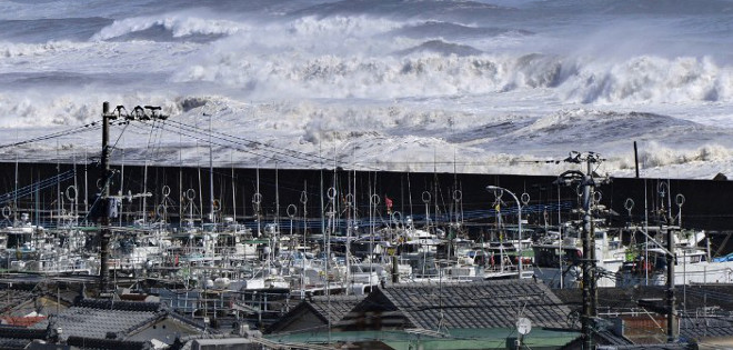 El poderoso tifón Vongfong azota el sur y centro de Japón y causa 68 heridos
