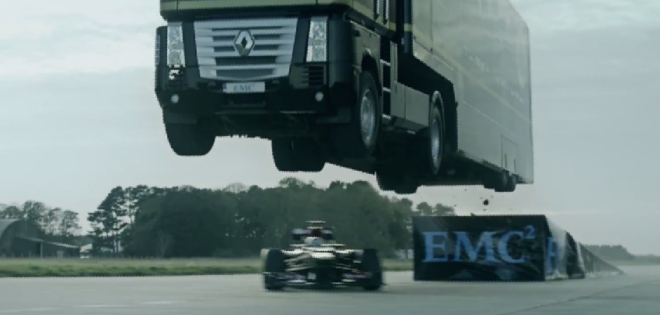 Camión realiza asombroso salto sobre auto de F1 a toda velocidad
