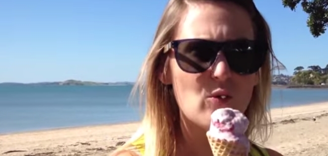 (VIDEO) Joven sufre una desagradable sorpresa mientras comía helado