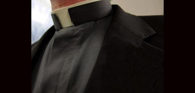 Un cura anunció en plena misa que deja la sotana porque va a ser papá