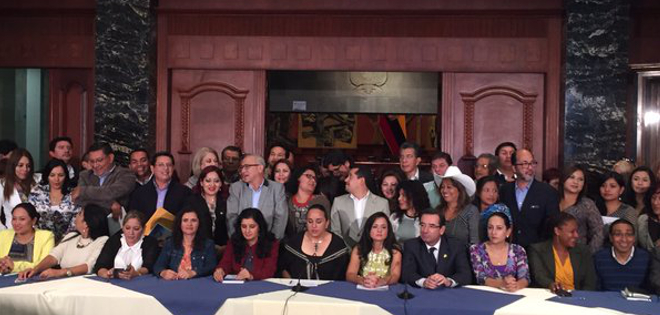 Bloque oficialista apoya transitoria que impide candidatura de Correa en el 2017