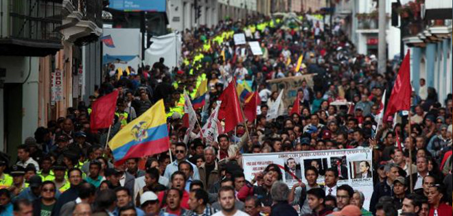 Más de una decena de policías heridos y estudiantes detenidos deja protesta en Quito