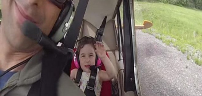(VIDEO) La reacción de una niña al estar en un vuelo de acrobacias