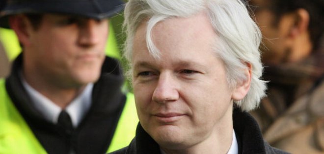 El canciller de Ecuador se reúne con Assange dos años después de su asilo