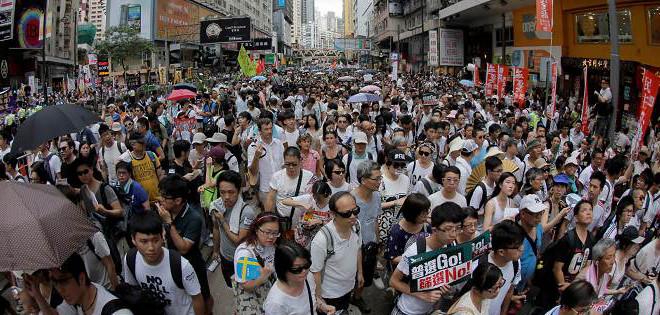 Medio millar de detenidos tras masiva marcha por las libertades en Hong Kong