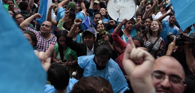 Guatemaltecos piden en las calles renuncia de presidente