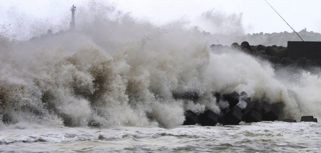 El poderoso tifón Vongfong azota el sur y centro de Japón y causa 68 heridos