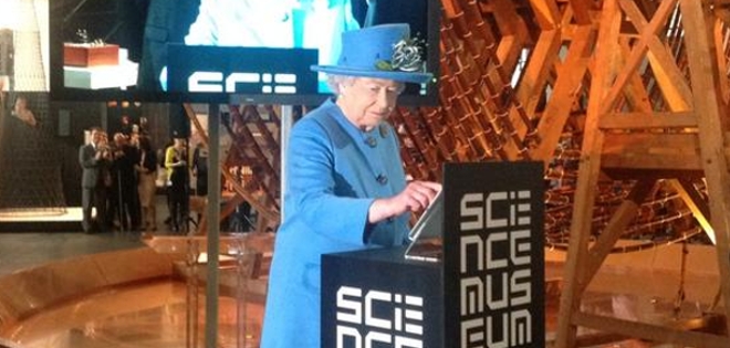 Elizabeth II, insultada en Twitter tras enviar su primer mensaje