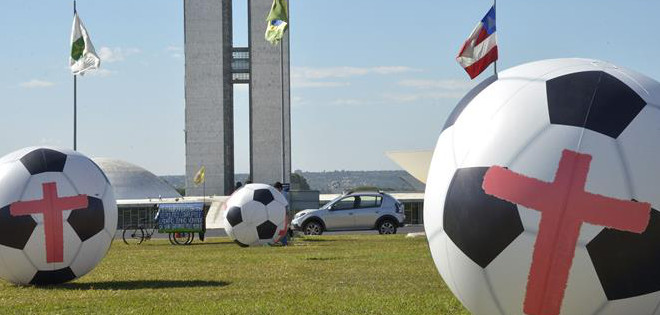 Usan balones gigantes para protestar contra el Mundial en Copacabana