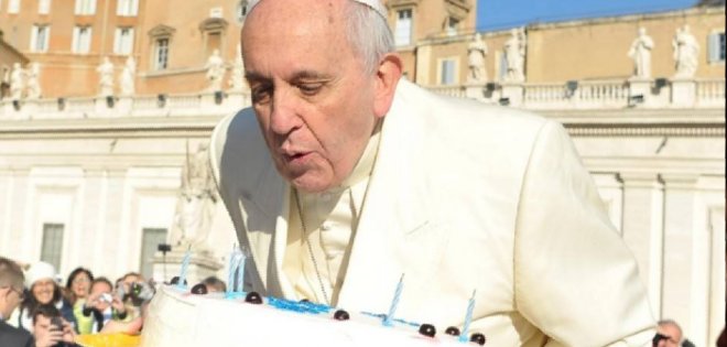 El papa regaló 400 sacos de dormir a sin techos con motivo de su cumpleaños