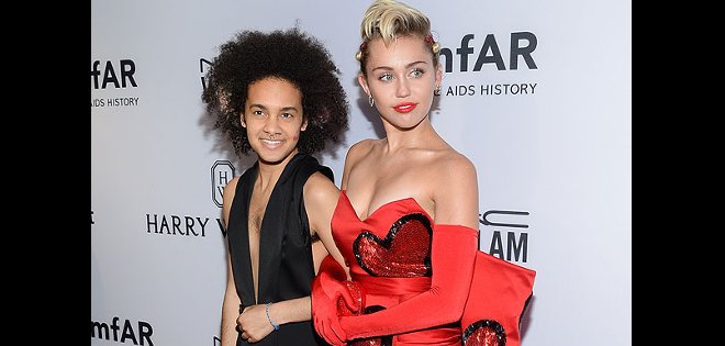 Tras reveladoras confesiones, Miley Cyrus luce con acompañante de género neutro