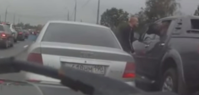 (VIDEO) Furioso conductor termina avergonzado por tratar de iniciar una pelea