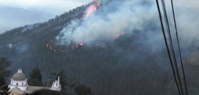 Incendio consume cerro cercano a Quito
