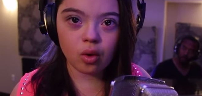 (VIDEO) Ella demuestra que las personas con síndrome de Down sí pueden cantar
