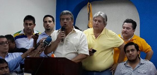Nebot apoya a Carlos Falquez y rechaza decisión del CNE