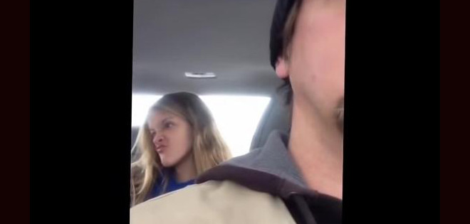 Un hombre graba a su hija en una intensa sesión de selfies