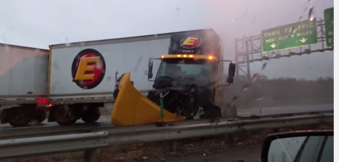 (VIDEO) Camión pierde el control y roza a automovilista